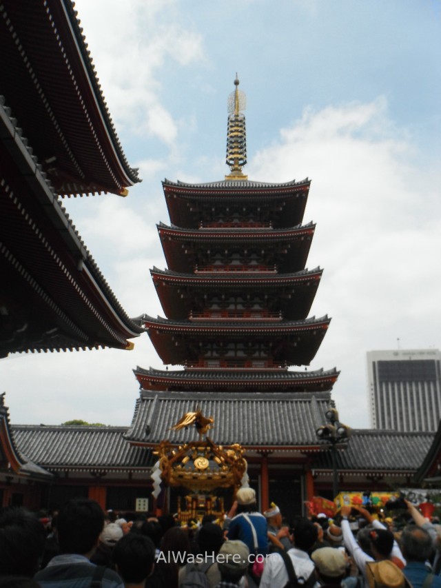 Sanja Matsuri en la pagoda
